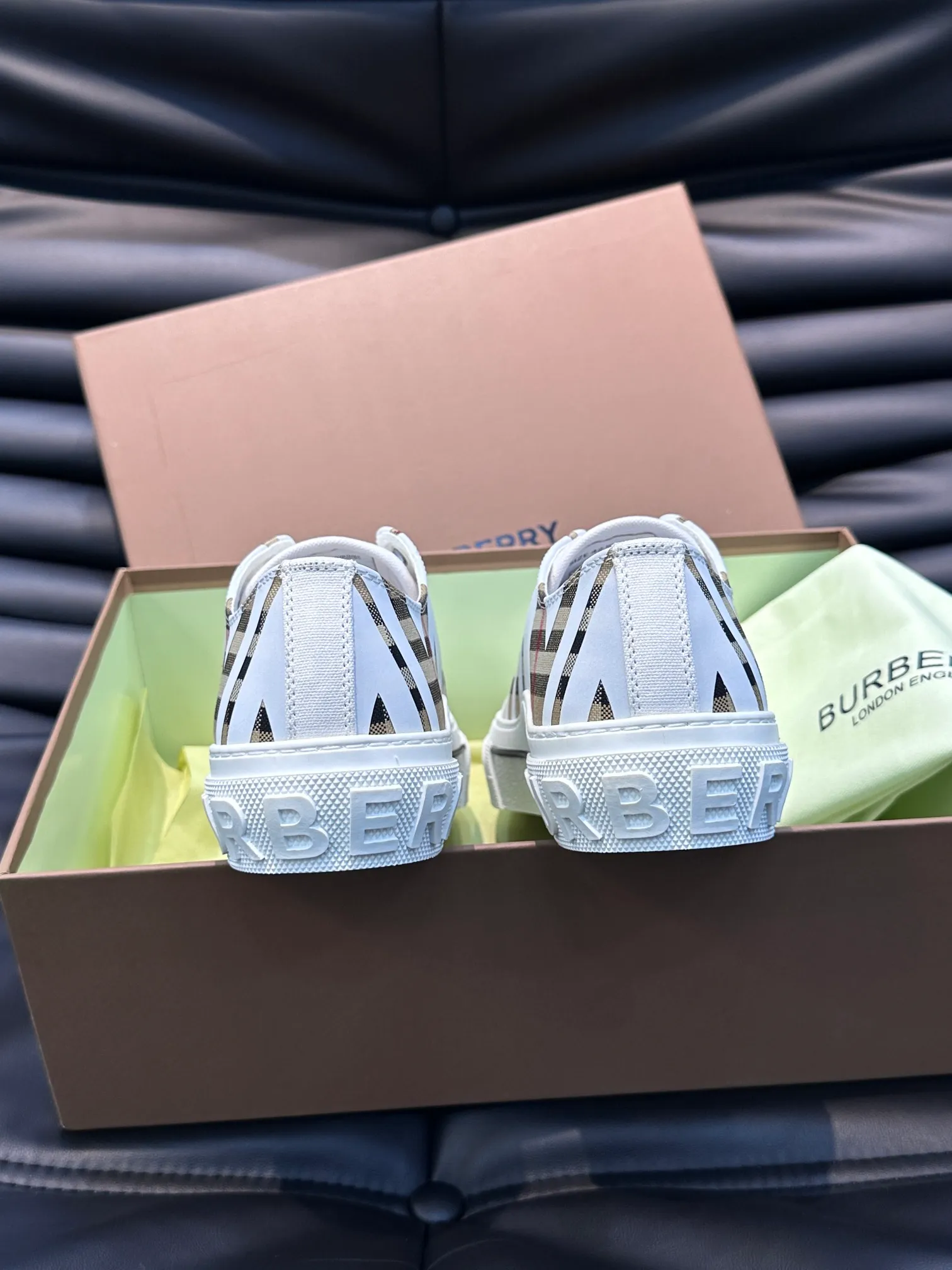 Men's shoes 💰p400 "BURBERR*" men's classic low-top sneakers, reinterpreted with Vintage retro plaid cotton material and decorated with a new brand logo. First-layer sheepskin lining, embossed Burberry lettering logo on the heel, T men's shoes 💰pU original outsole! Size: 38-44 (45 customized)